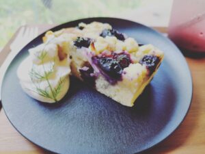 ブルーベリーと米粉クランブルケーキ